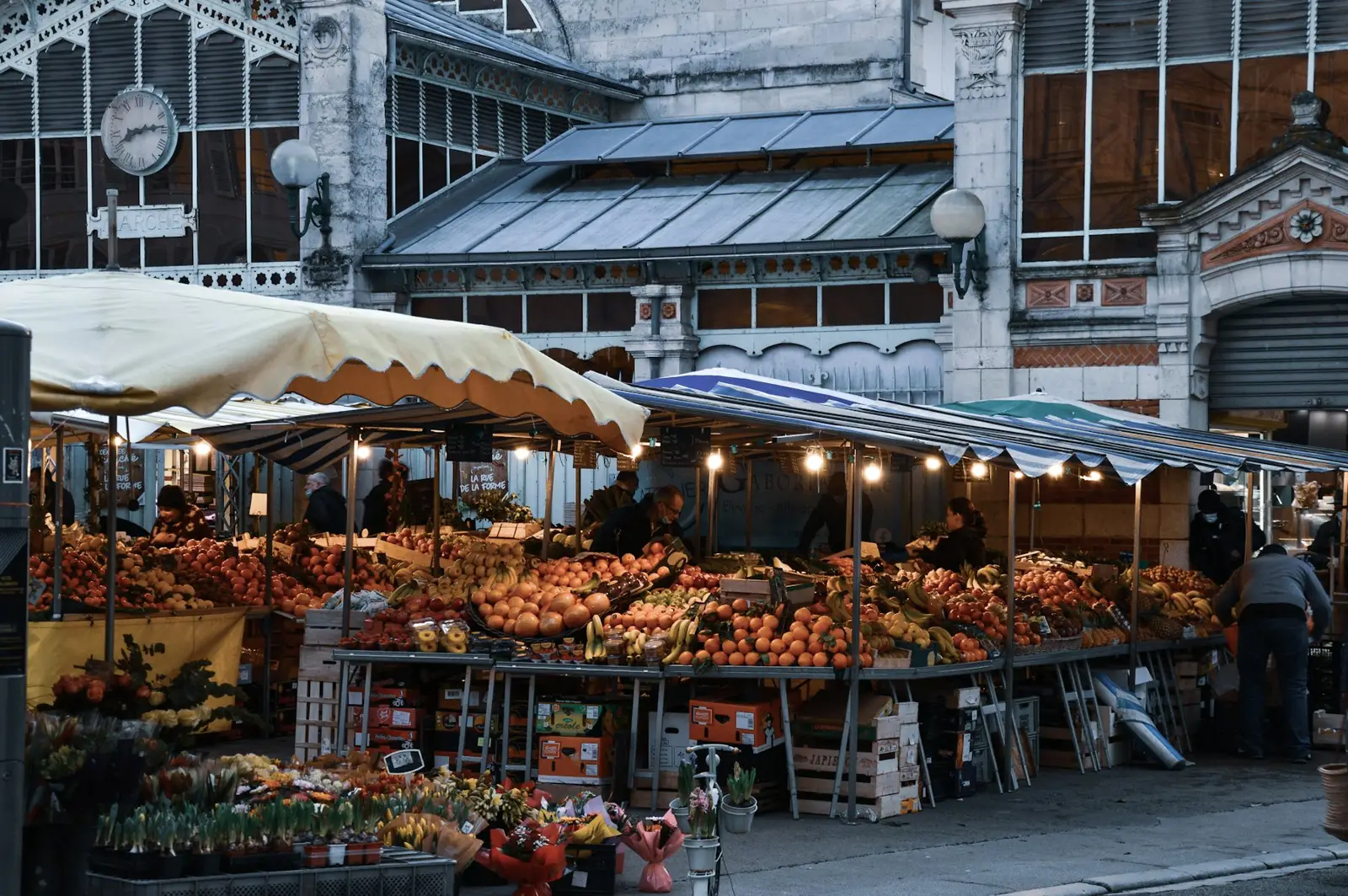 Marché couvert : étals de primeurs et commerces de proximité